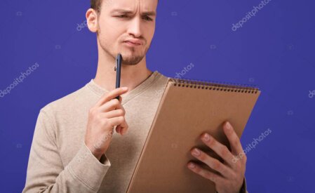 Redacteur voert correcties uit op Nederlandse tekst